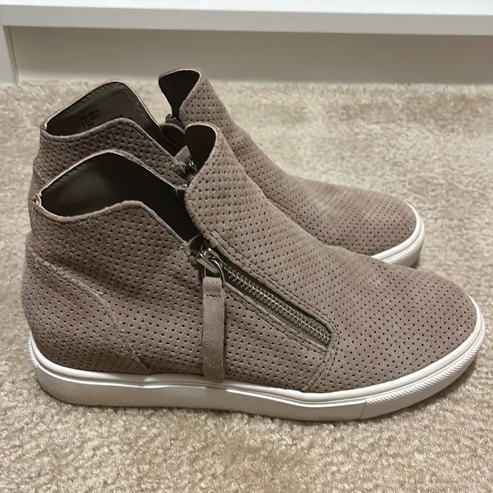 Excellent condition suede sneakers